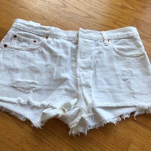 Levi’s White denim shorts W29